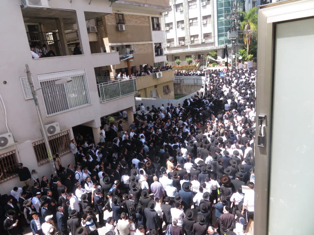 רגעי כאב וגעגוע במסע הלוויה של הגר"מ מאזוז זצוק"ל