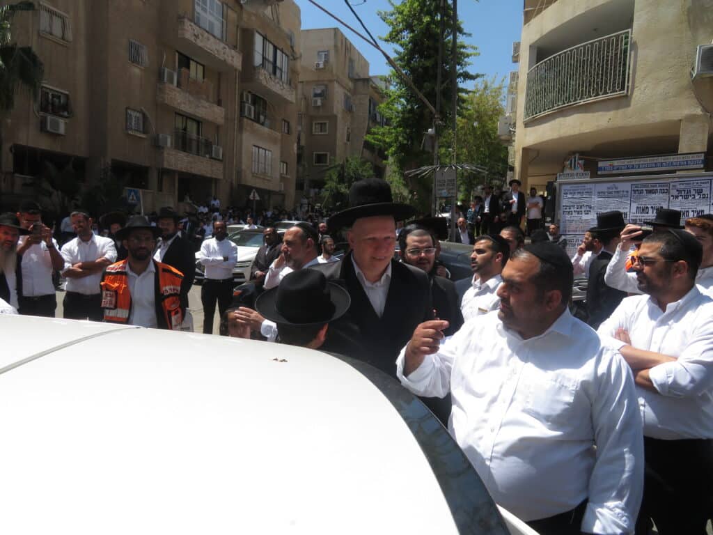 רגעי כאב וגעגוע במסע הלוויה של הגר"מ מאזוז זצוק"ל