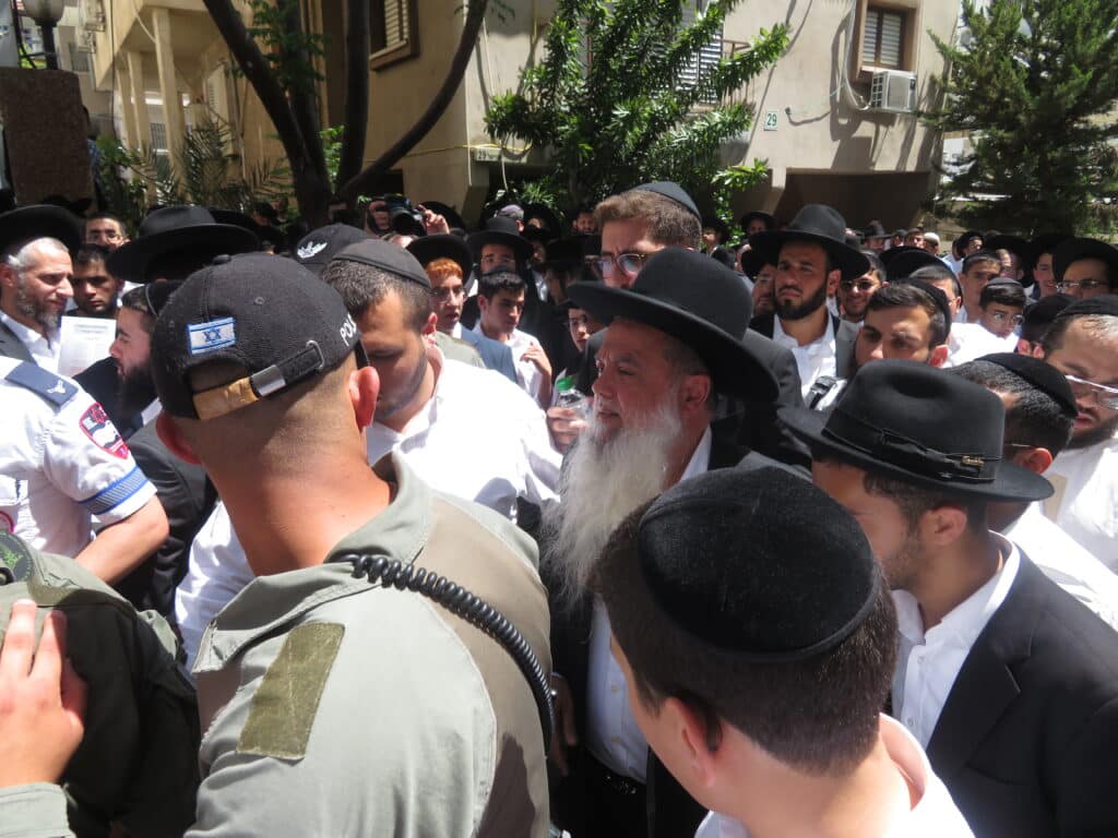 רגעי כאב וגעגוע במסע הלוויה של הגר"מ מאזוז זצוק"ל