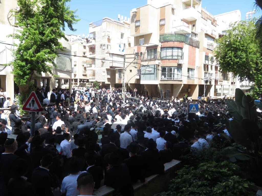 רגעי כאב וגעגוע במסע הלוויה של הגר"מ מאזוז זצוק"ל