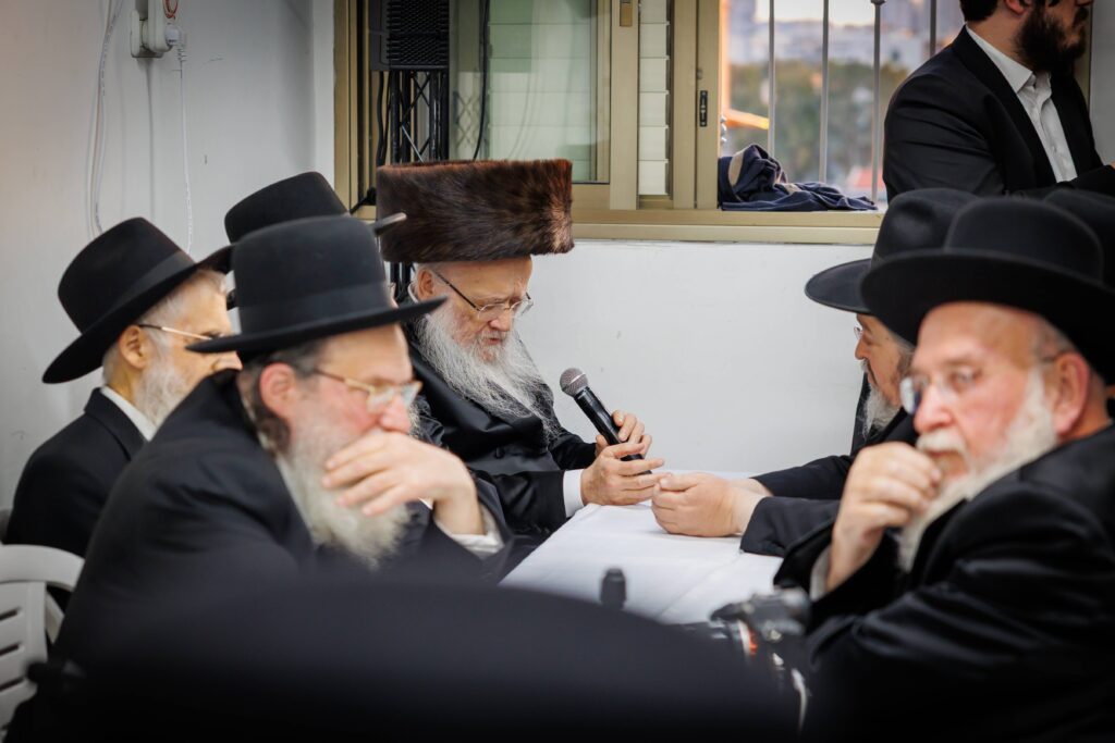 במעמד ראשי הישיבות: רבבות הקבילו את פני מרן הגר"ד לנדו