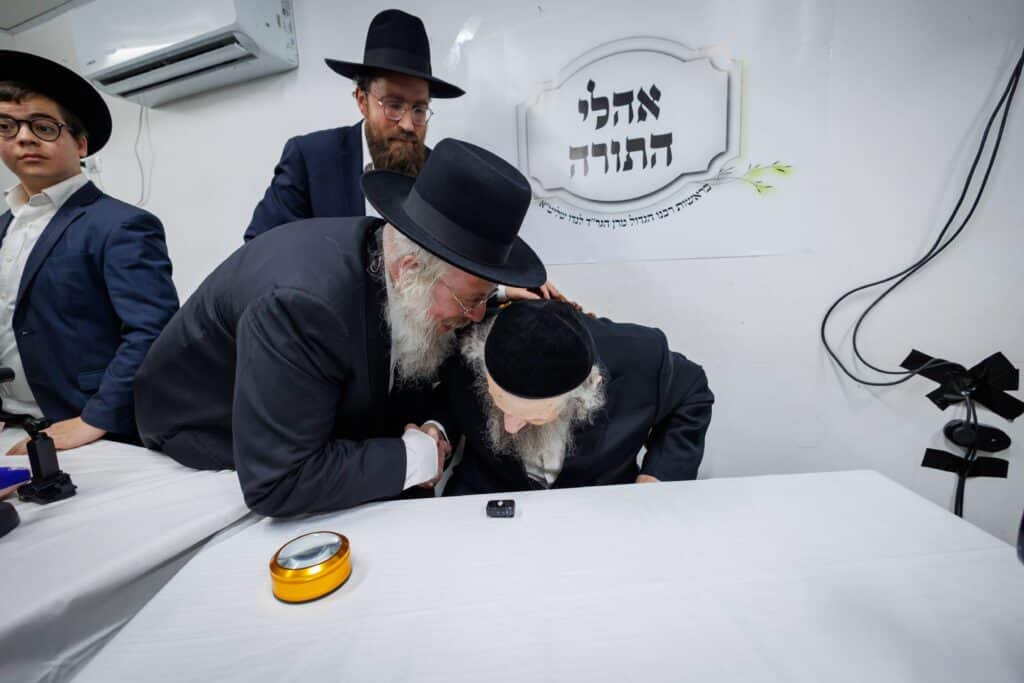 במעמד ראשי הישיבות: רבבות הקבילו את פני מרן הגר"ד לנדו