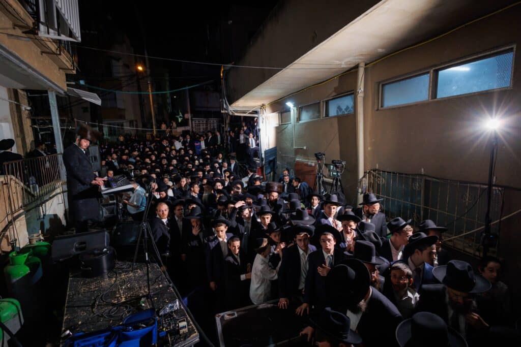 במעמד ראשי הישיבות: רבבות הקבילו את פני מרן הגר"ד לנדו