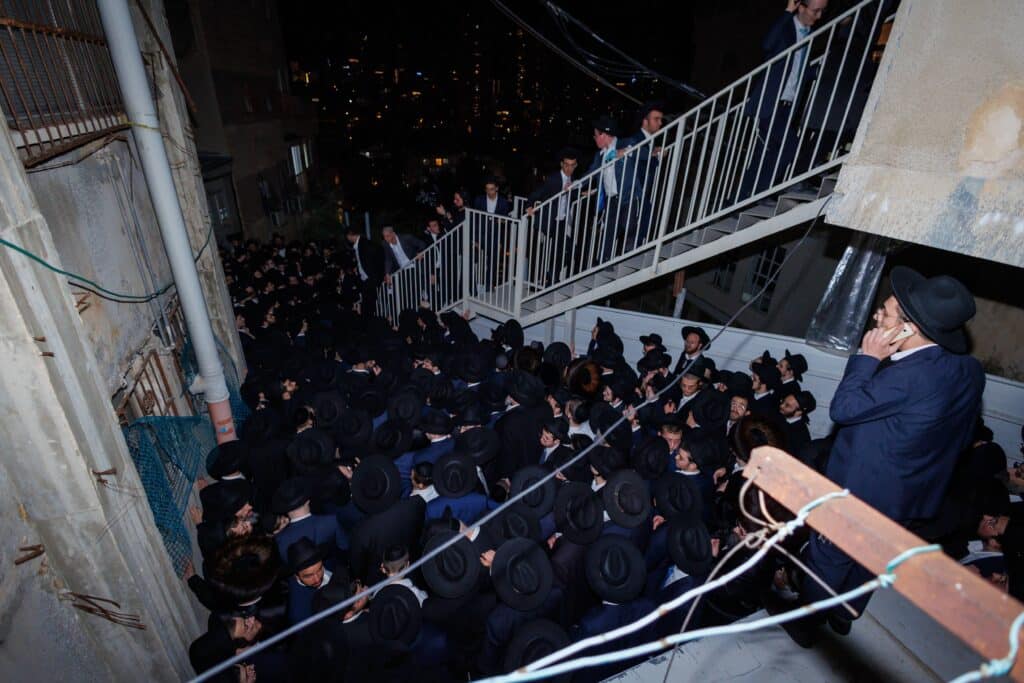 במעמד ראשי הישיבות: רבבות הקבילו את פני מרן הגר"ד לנדו