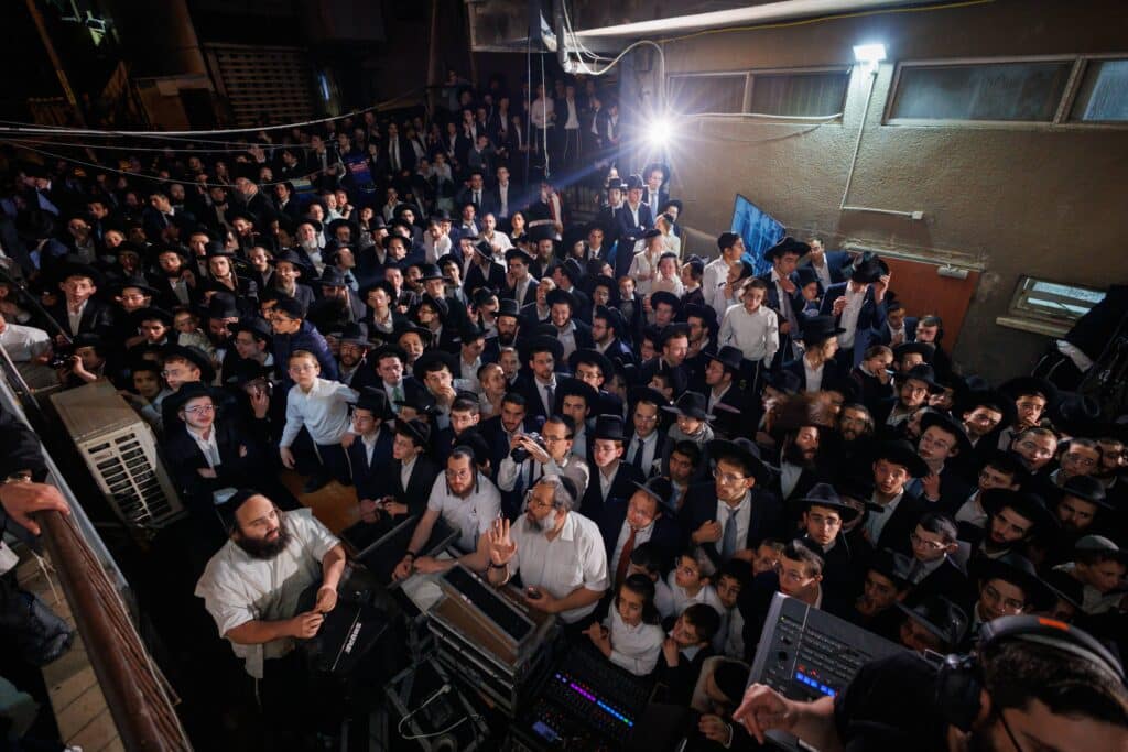 במעמד ראשי הישיבות: רבבות הקבילו את פני מרן הגר"ד לנדו