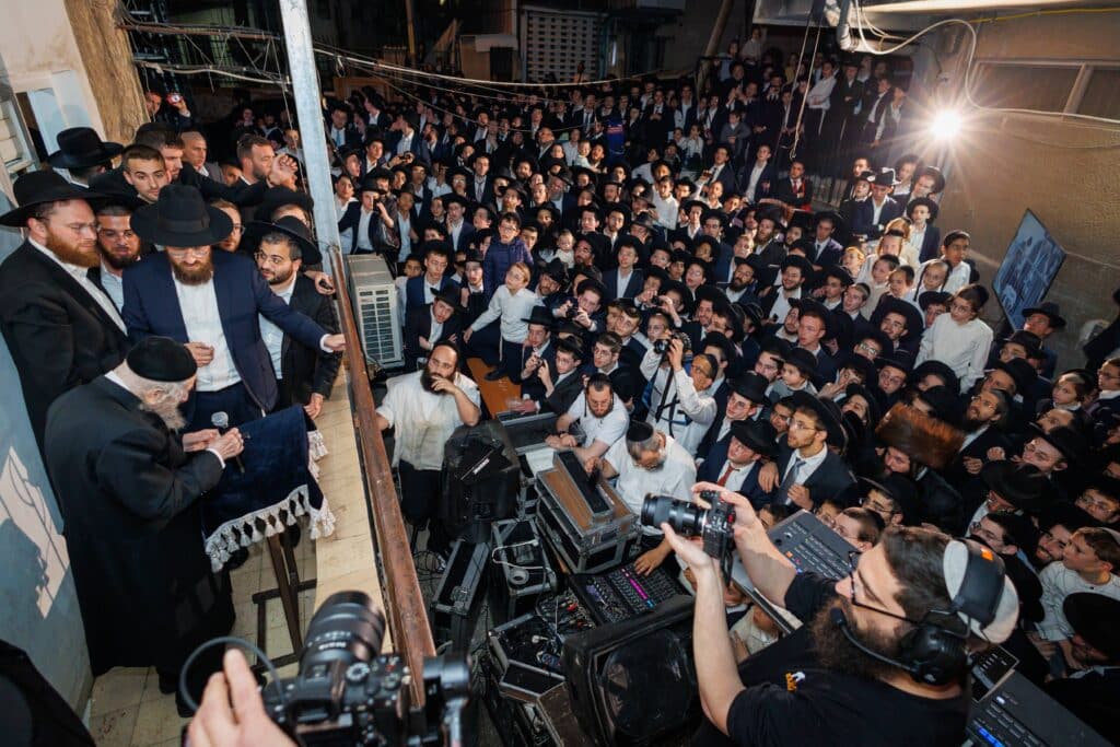 במעמד ראשי הישיבות: רבבות הקבילו את פני מרן הגר"ד לנדו