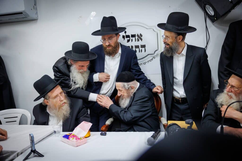 במעמד ראשי הישיבות: רבבות הקבילו את פני מרן הגר"ד לנדו