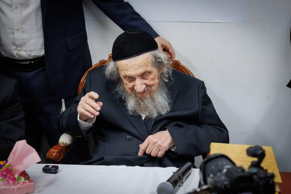 במעמד ראשי הישיבות: רבבות הקבילו את פני מרן הגר"ד לנדו