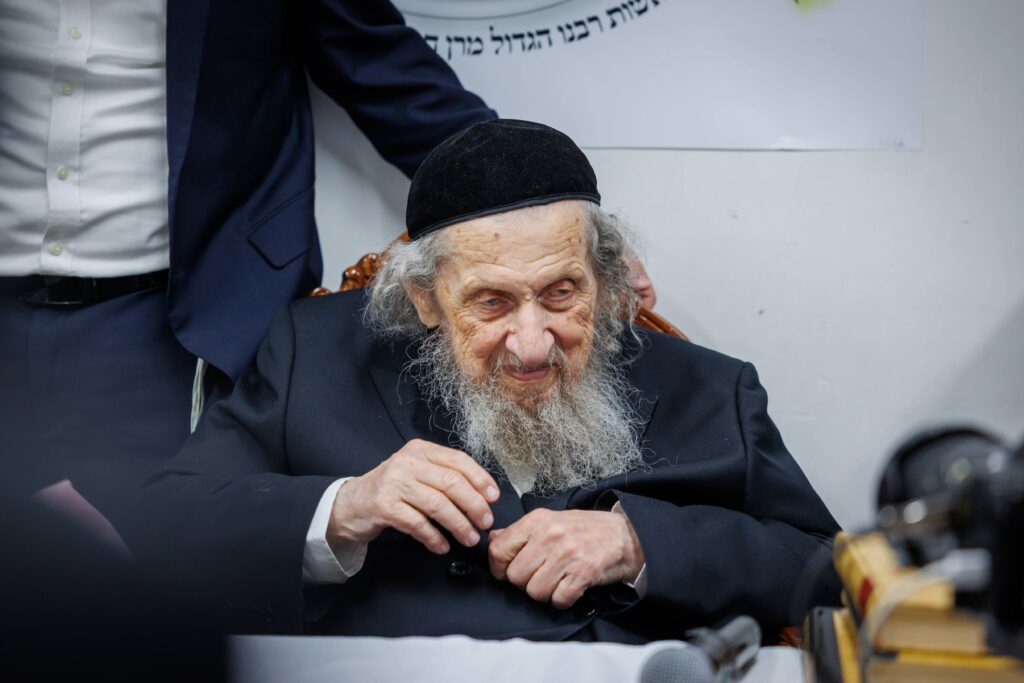 במעמד ראשי הישיבות: רבבות הקבילו את פני מרן הגר"ד לנדו