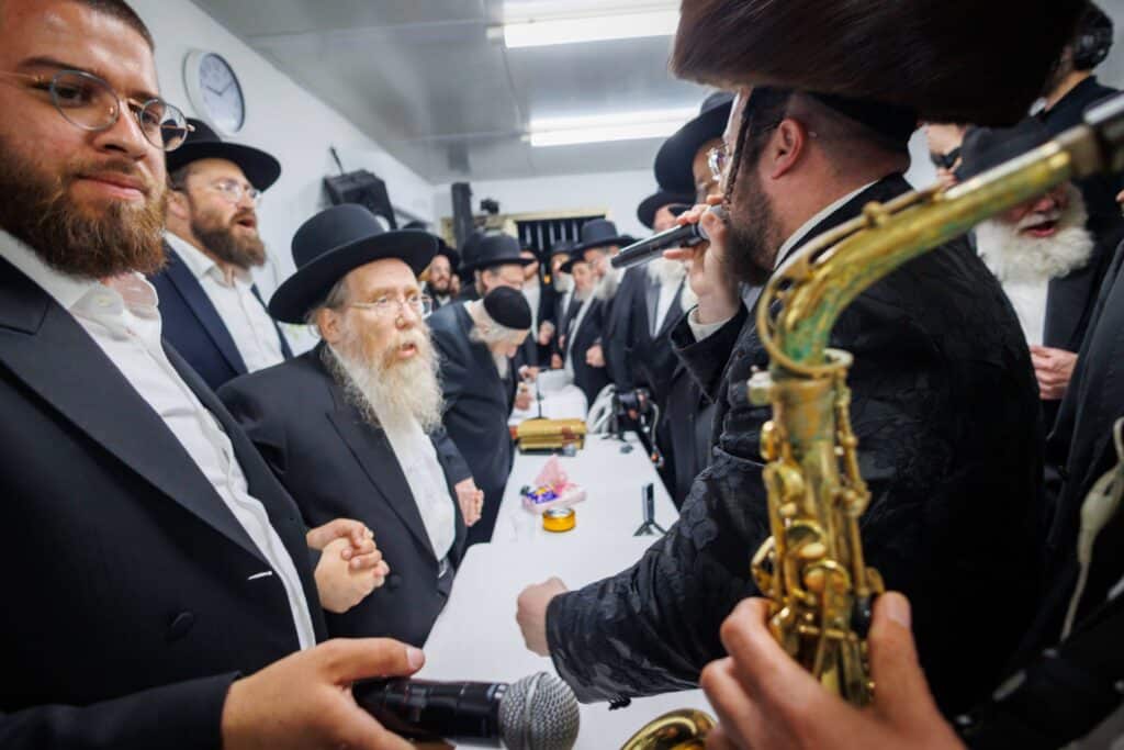 במעמד ראשי הישיבות: רבבות הקבילו את פני מרן הגר"ד לנדו