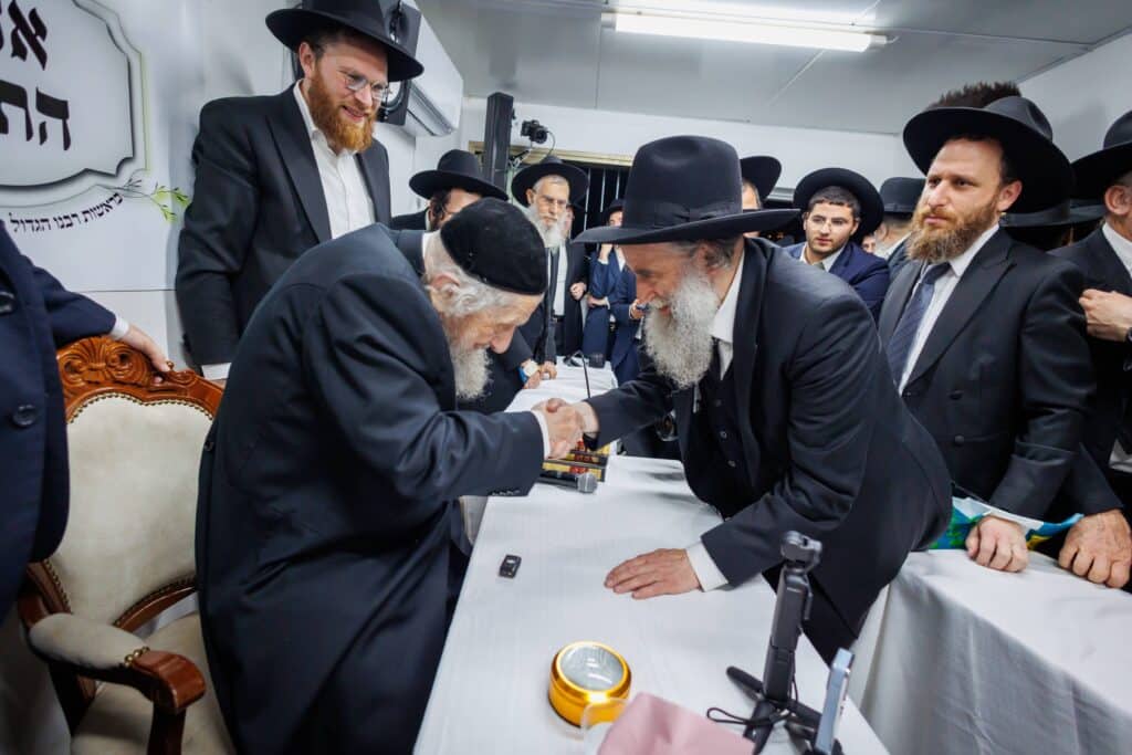 במעמד ראשי הישיבות: רבבות הקבילו את פני מרן הגר"ד לנדו