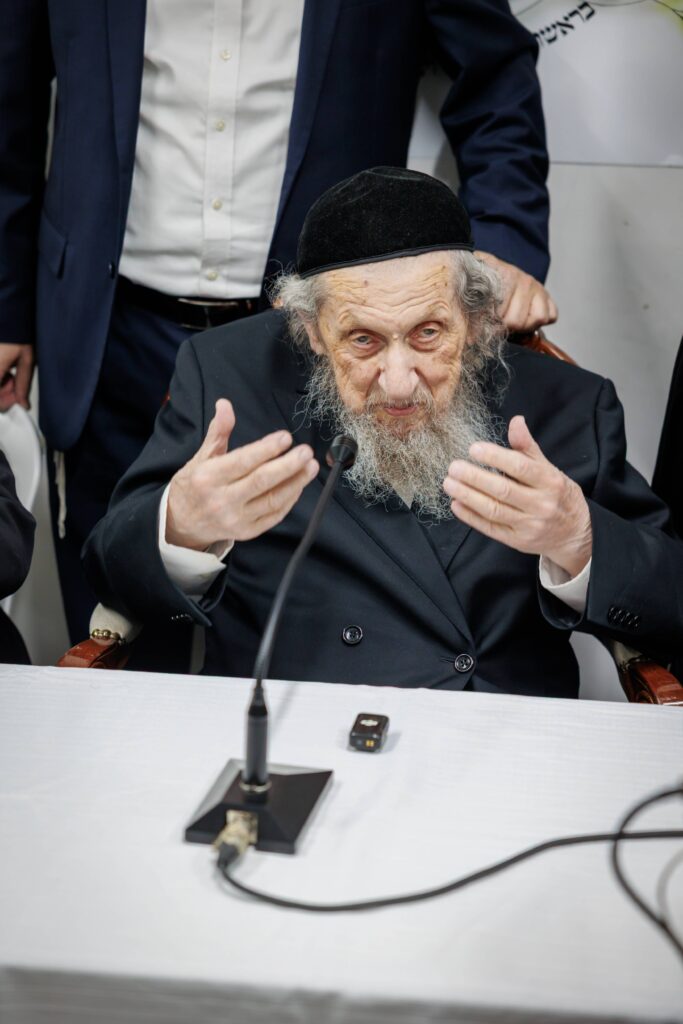 במעמד ראשי הישיבות: רבבות הקבילו את פני מרן הגר"ד לנדו