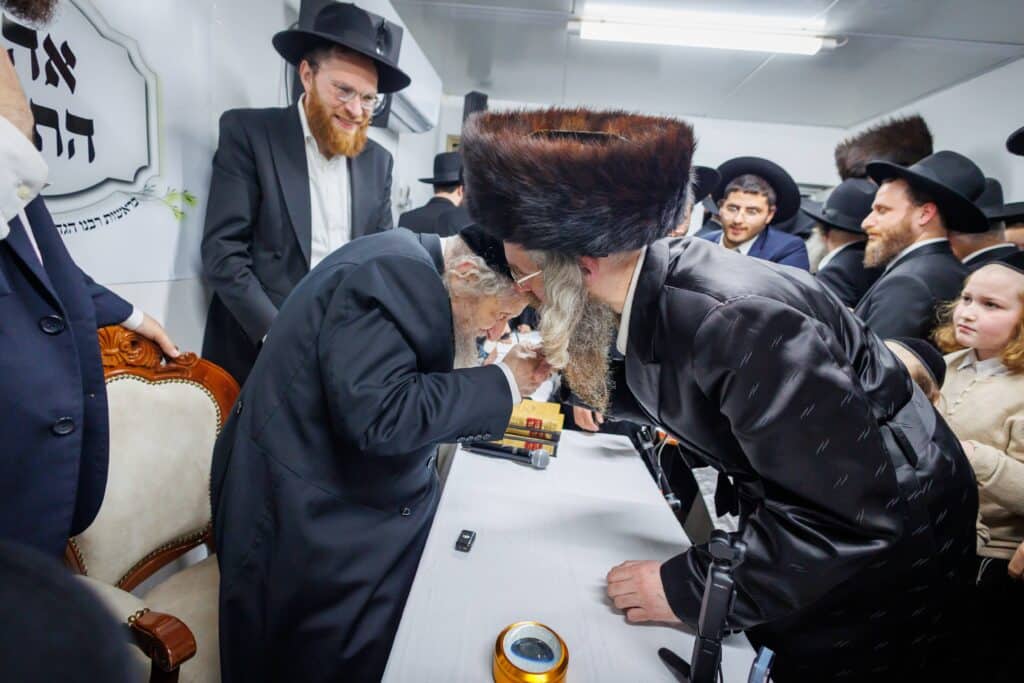 במעמד ראשי הישיבות: רבבות הקבילו את פני מרן הגר"ד לנדו