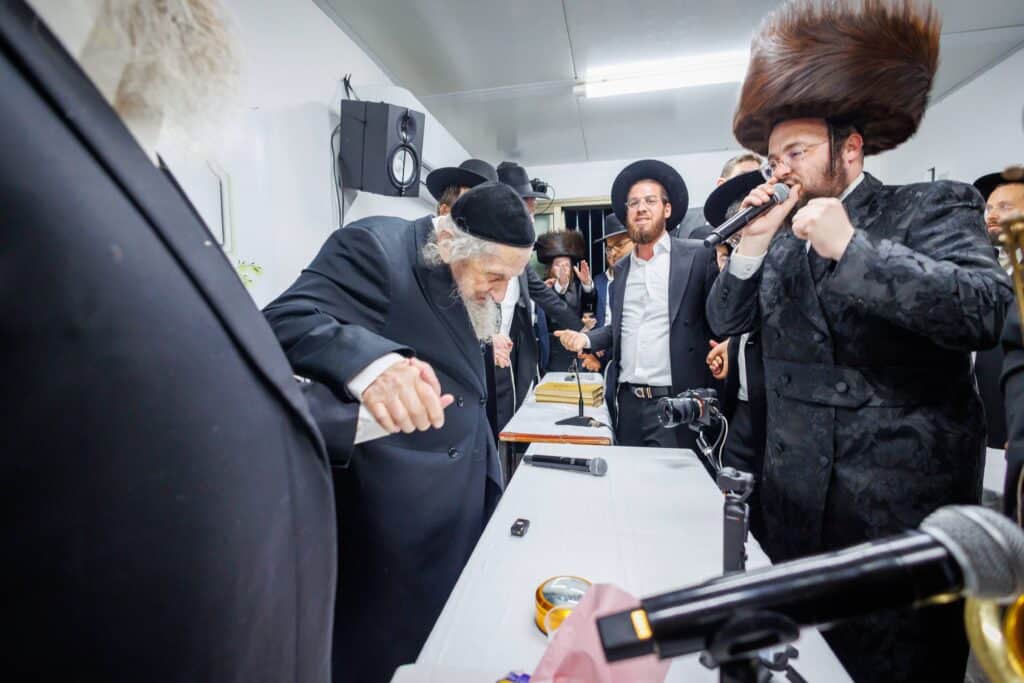 במעמד ראשי הישיבות: רבבות הקבילו את פני מרן הגר"ד לנדו