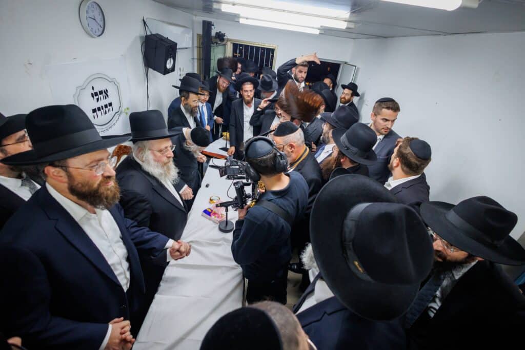 במעמד ראשי הישיבות: רבבות הקבילו את פני מרן הגר"ד לנדו