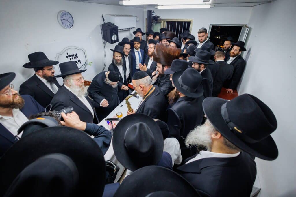 במעמד ראשי הישיבות: רבבות הקבילו את פני מרן הגר"ד לנדו