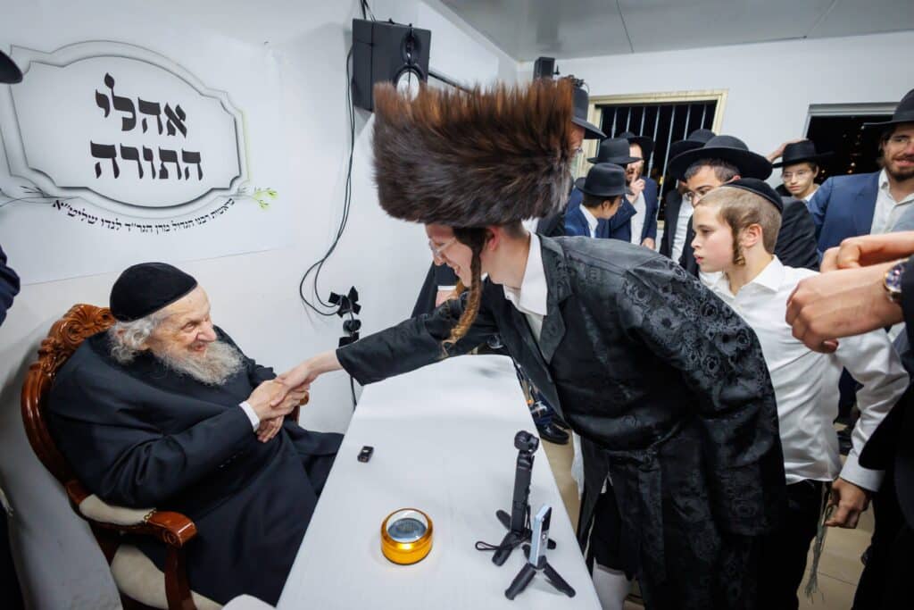 במעמד ראשי הישיבות: רבבות הקבילו את פני מרן הגר"ד לנדו