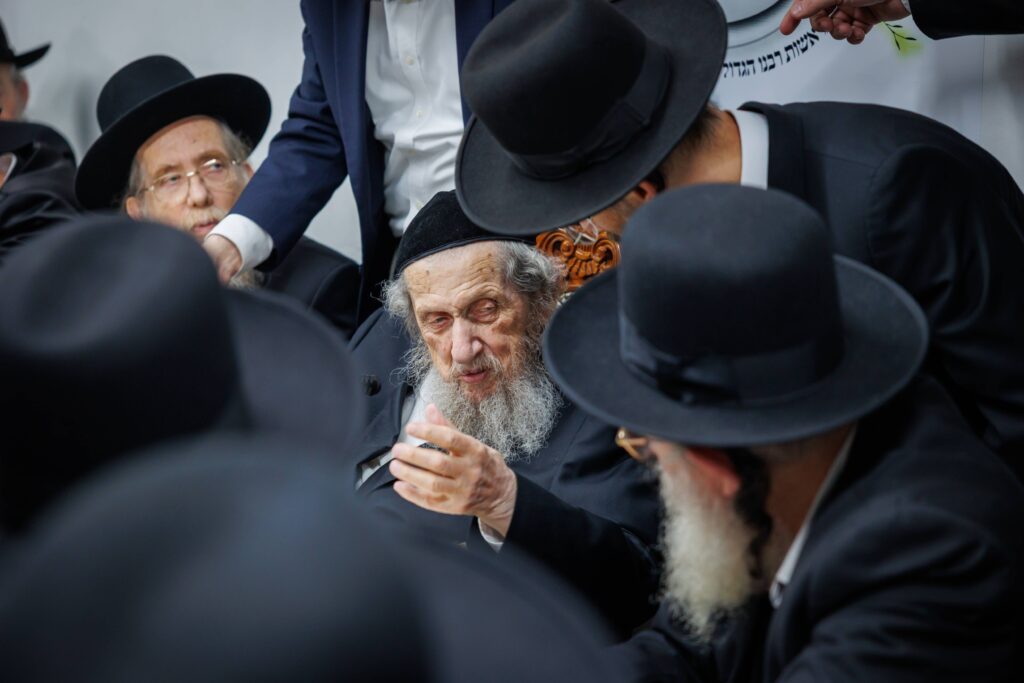 במעמד ראשי הישיבות: רבבות הקבילו את פני מרן הגר"ד לנדו