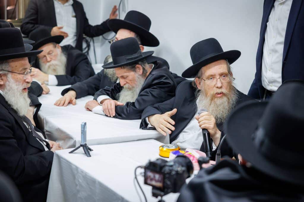 במעמד ראשי הישיבות: רבבות הקבילו את פני מרן הגר"ד לנדו