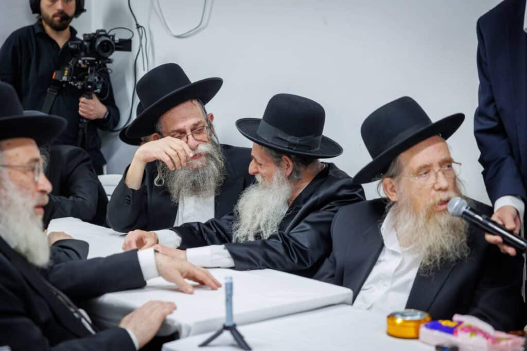 במעמד ראשי הישיבות: רבבות הקבילו את פני מרן הגר"ד לנדו