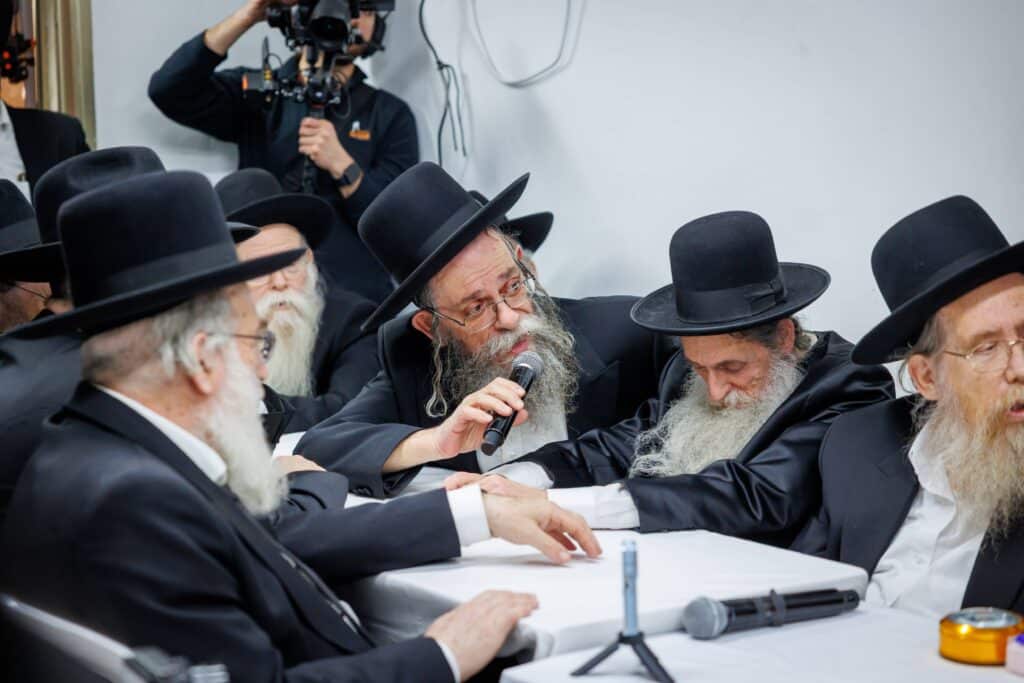 במעמד ראשי הישיבות: רבבות הקבילו את פני מרן הגר"ד לנדו