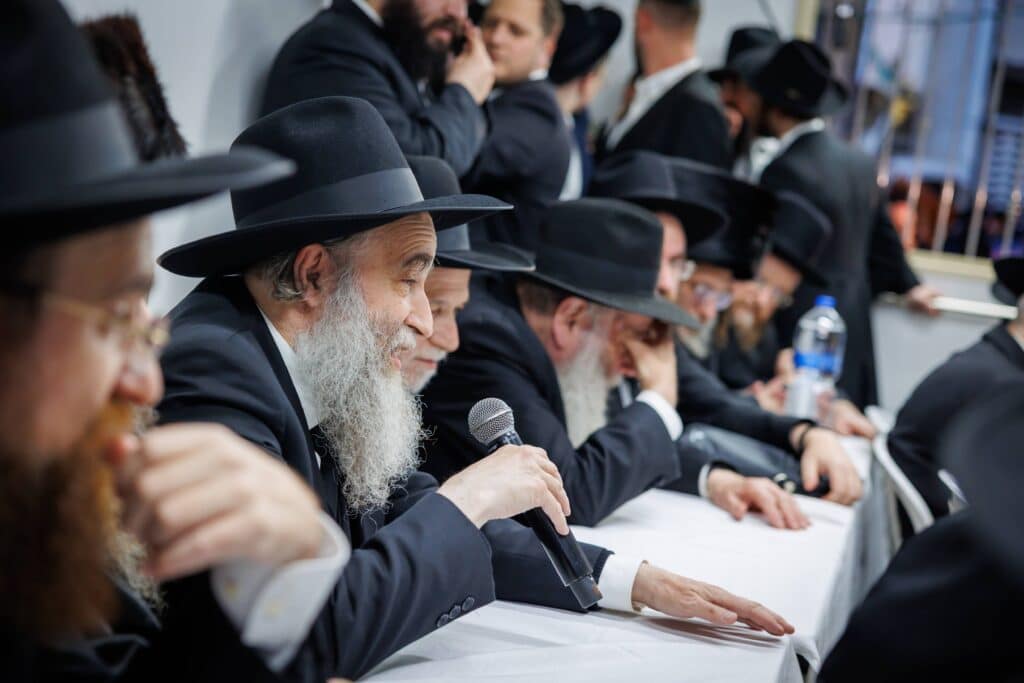 במעמד ראשי הישיבות: רבבות הקבילו את פני מרן הגר"ד לנדו