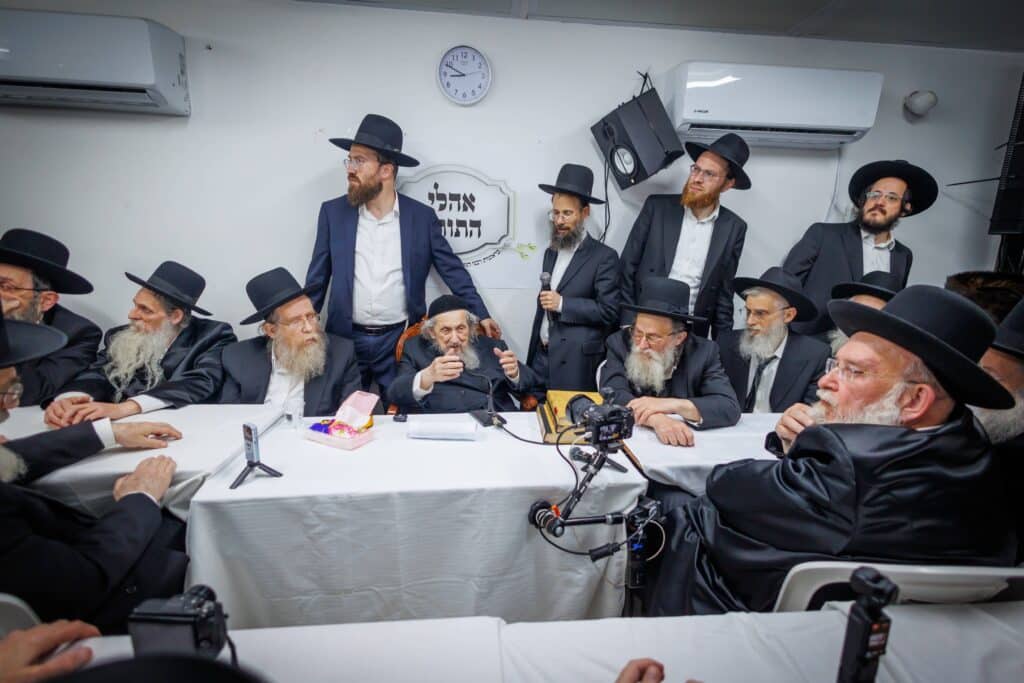 במעמד ראשי הישיבות: רבבות הקבילו את פני מרן הגר"ד לנדו