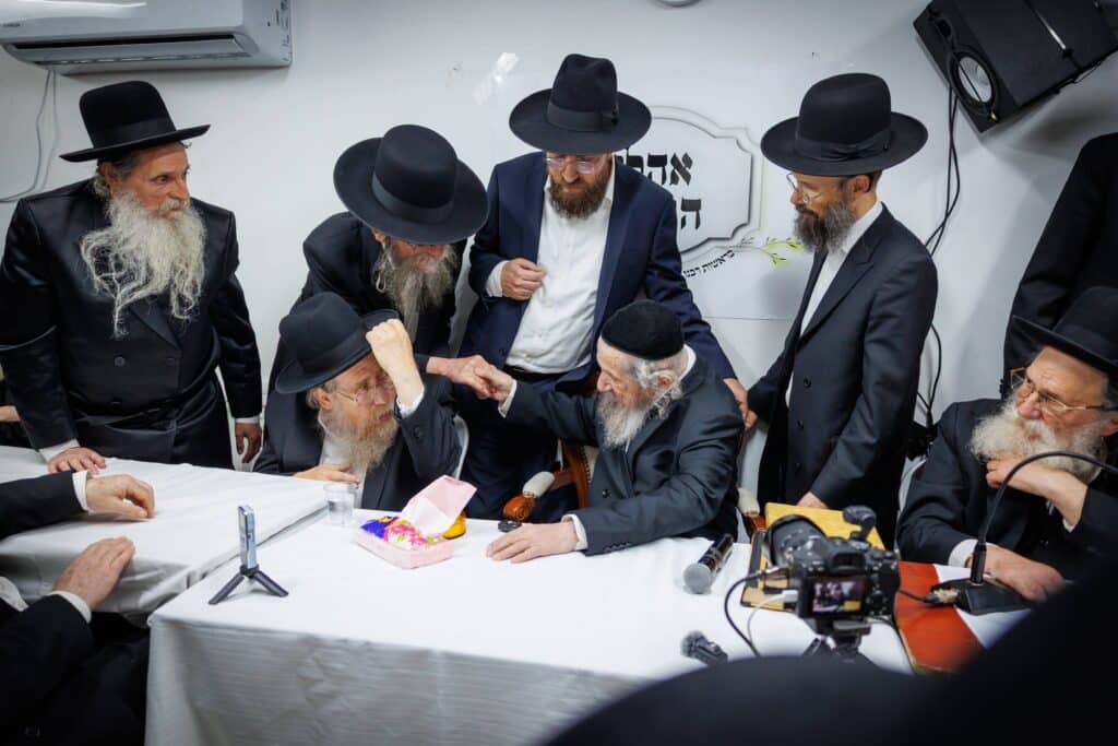 במעמד ראשי הישיבות: רבבות הקבילו את פני מרן הגר"ד לנדו