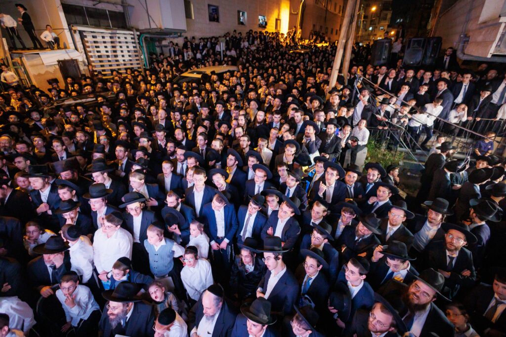 במעמד ראשי הישיבות: רבבות הקבילו את פני מרן הגר"ד לנדו