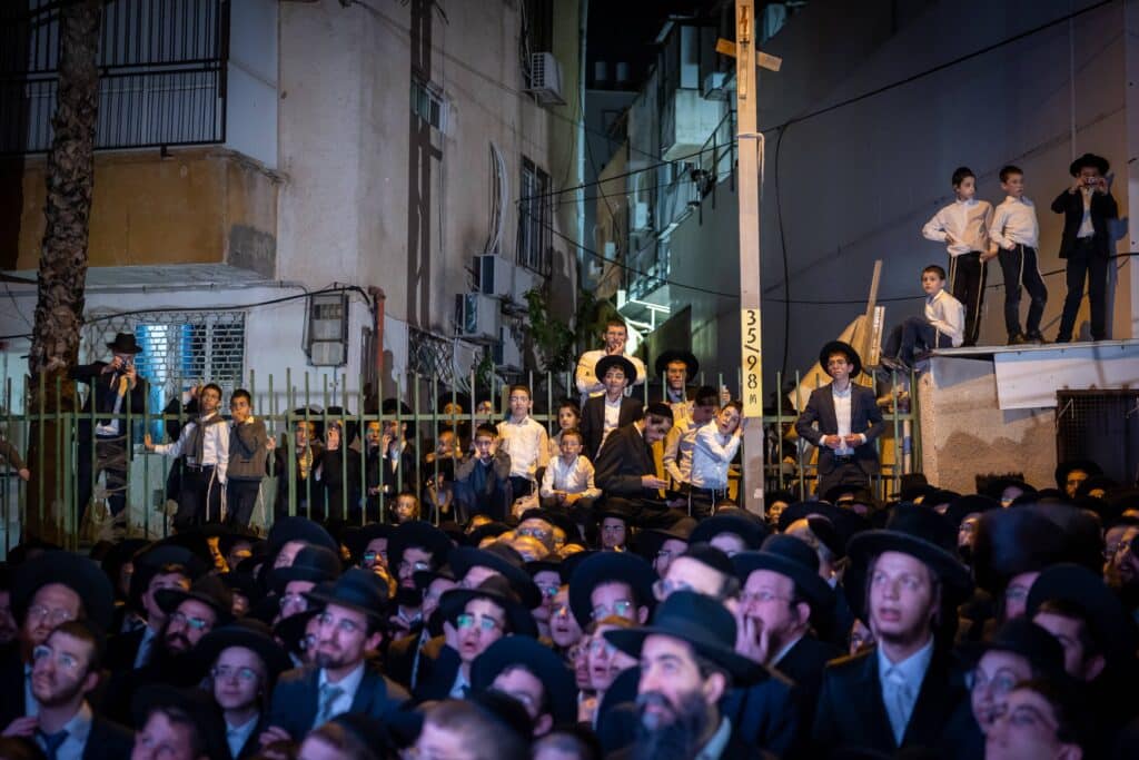 במעמד ראשי הישיבות: רבבות הקבילו את פני מרן הגר"ד לנדו