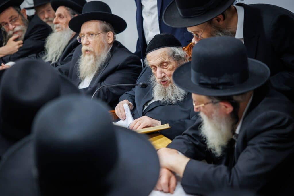 במעמד ראשי הישיבות: רבבות הקבילו את פני מרן הגר"ד לנדו