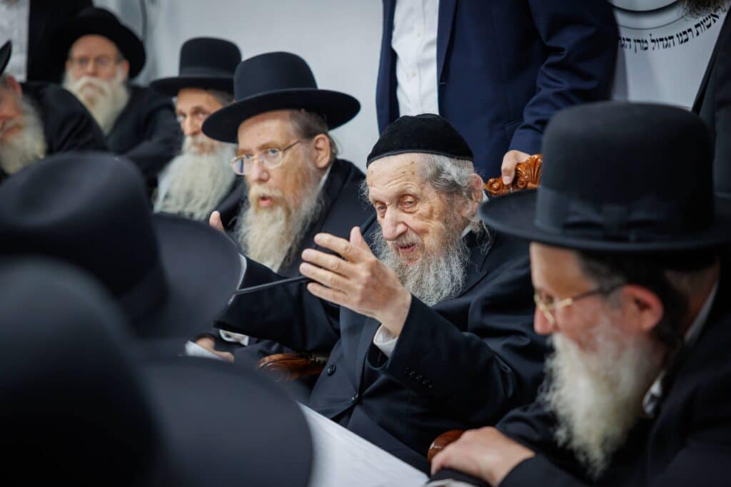 במעמד ראשי הישיבות: רבבות הקבילו את פני מרן הגר"ד לנדו