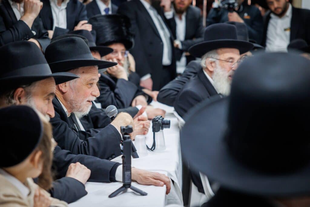 במעמד ראשי הישיבות: רבבות הקבילו את פני מרן הגר"ד לנדו