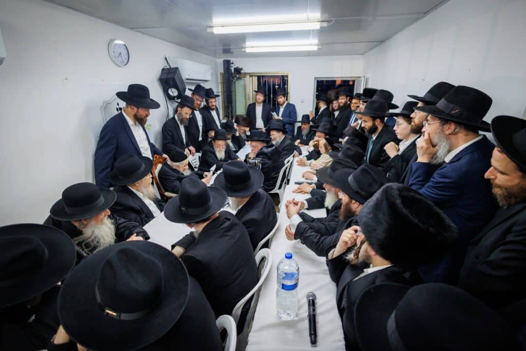 במעמד ראשי הישיבות: רבבות הקבילו את פני מרן הגר"ד לנדו