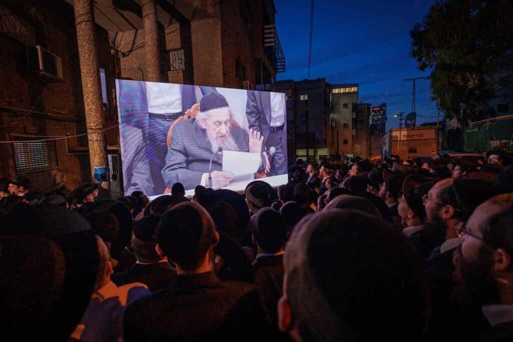 במעמד ראשי הישיבות: רבבות הקבילו את פני מרן הגר"ד לנדו