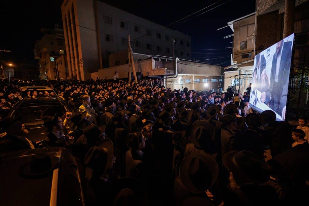 במעמד ראשי הישיבות: רבבות הקבילו את פני מרן הגר"ד לנדו