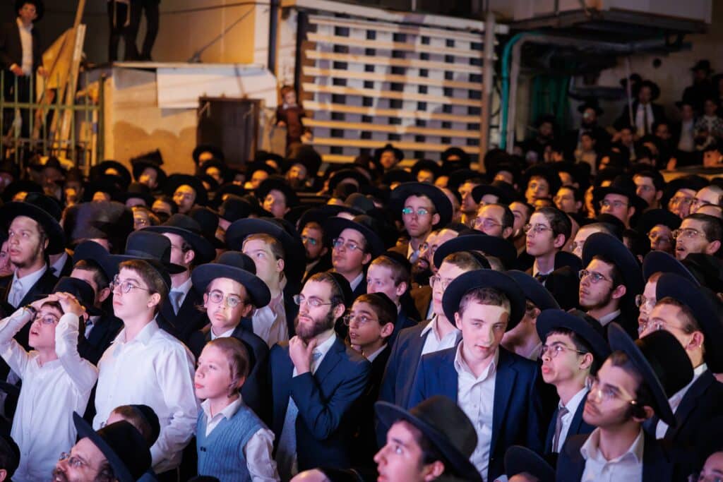 במעמד ראשי הישיבות: רבבות הקבילו את פני מרן הגר"ד לנדו