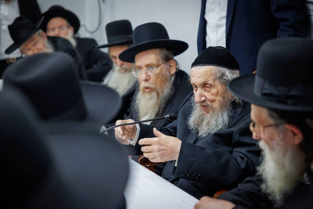 במעמד ראשי הישיבות: רבבות הקבילו את פני מרן הגר"ד לנדו