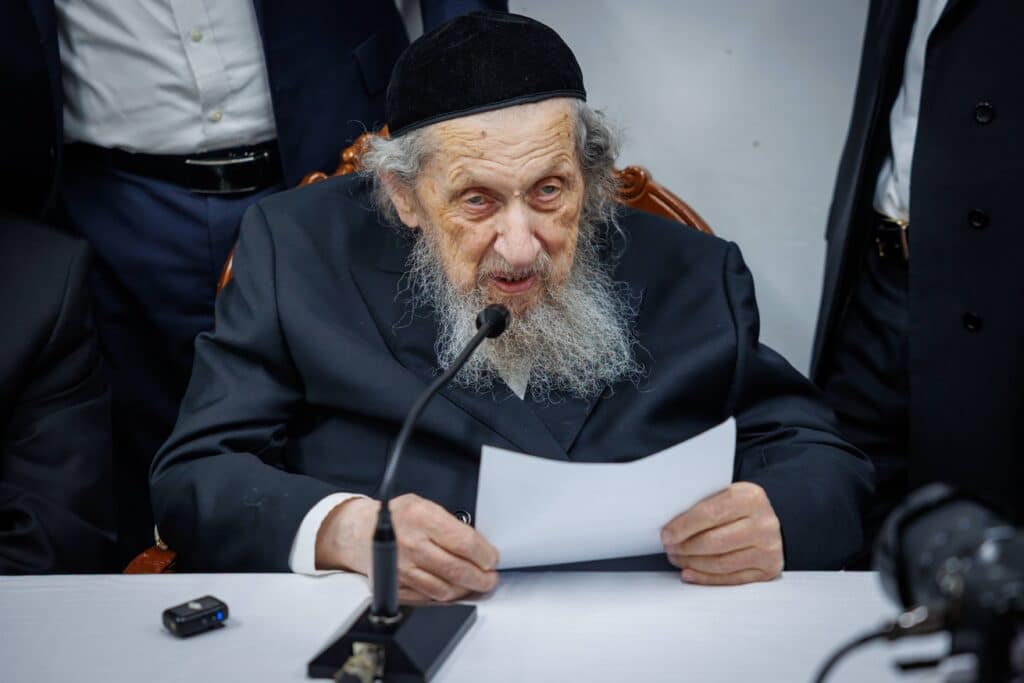 במעמד ראשי הישיבות: רבבות הקבילו את פני מרן הגר"ד לנדו