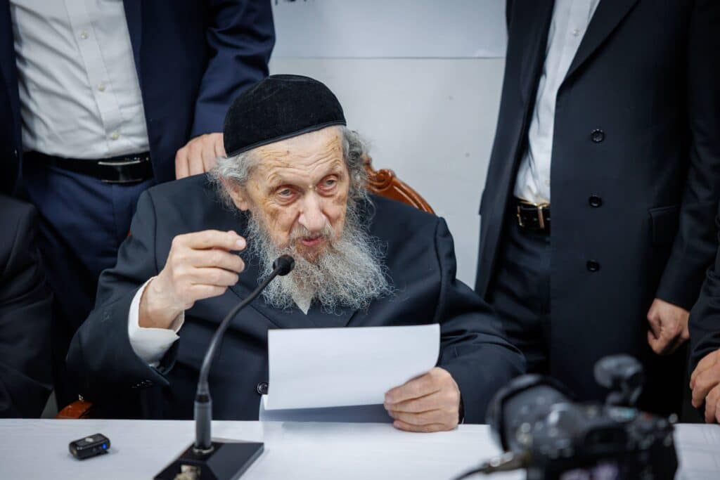 במעמד ראשי הישיבות: רבבות הקבילו את פני מרן הגר"ד לנדו