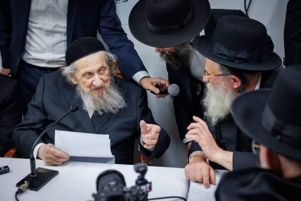 במעמד ראשי הישיבות: רבבות הקבילו את פני מרן הגר"ד לנדו