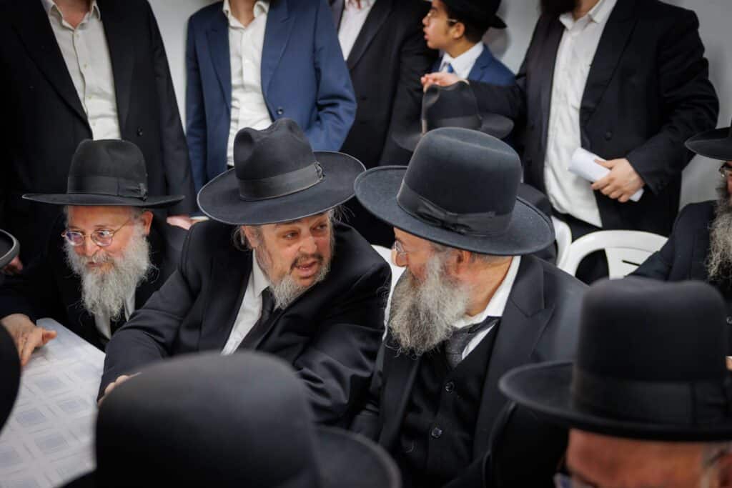 במעמד ראשי הישיבות: רבבות הקבילו את פני מרן הגר"ד לנדו