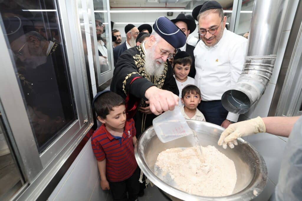 אשדוד: הראשון לציון מסר שיעור הלכתי ואפה מצות מצווה