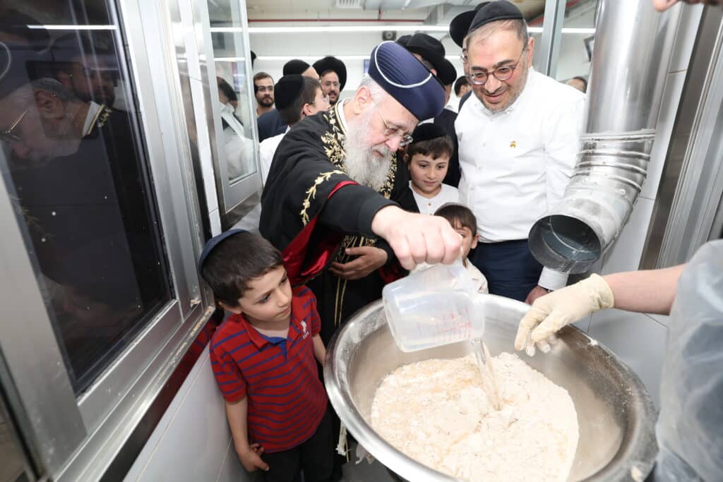 אשדוד: הראשון לציון מסר שיעור הלכתי ואפה מצות מצווה