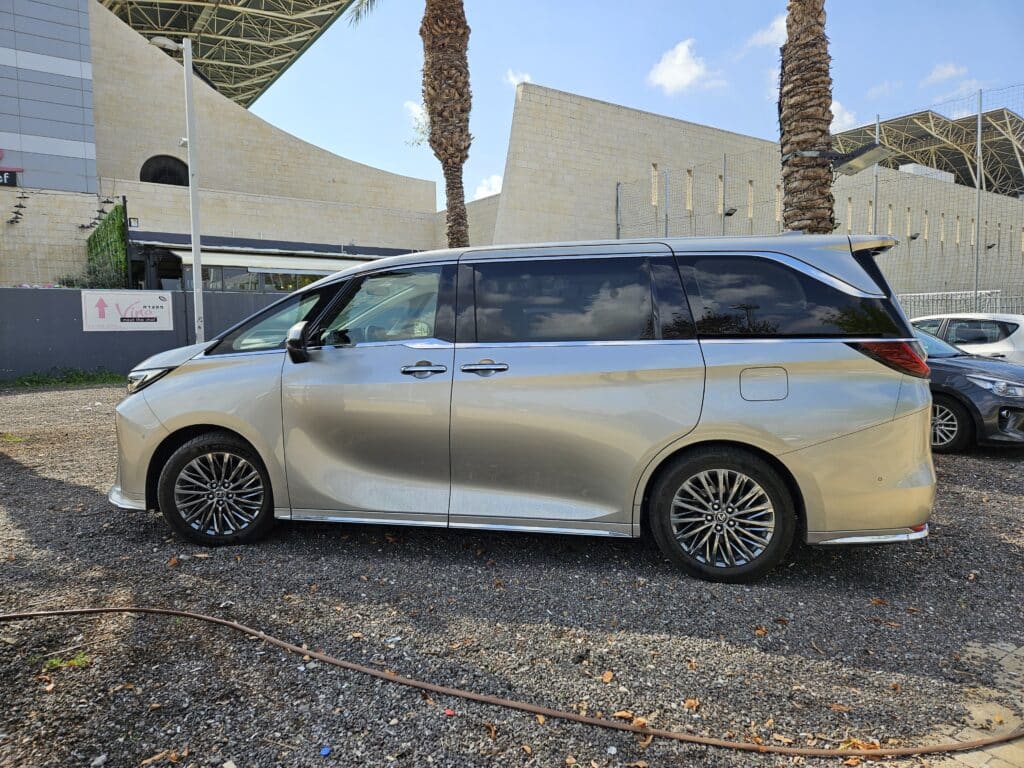 בני מלכים? חכו עד שתכירו את המיני וואן הגרנדיוזי של לקסוס