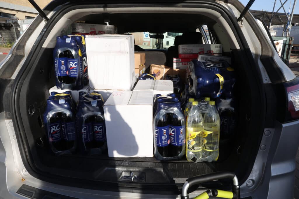 בשוק ראש העין: הגר"א עפג'ין חילק אלפי סלי מזון למשפחות