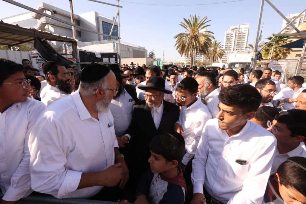 בשוק ראש העין: הגר"א עפג'ין חילק אלפי סלי מזון למשפחות