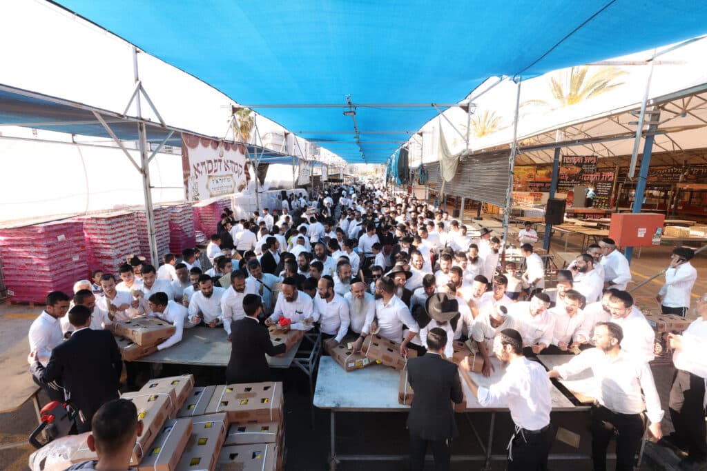 בשוק ראש העין: הגר"א עפג'ין חילק אלפי סלי מזון למשפחות