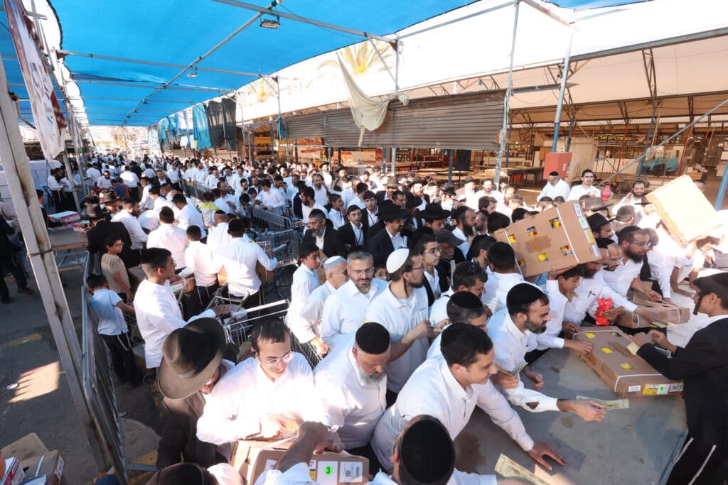 בשוק ראש העין: הגר"א עפג'ין חילק אלפי סלי מזון למשפחות
