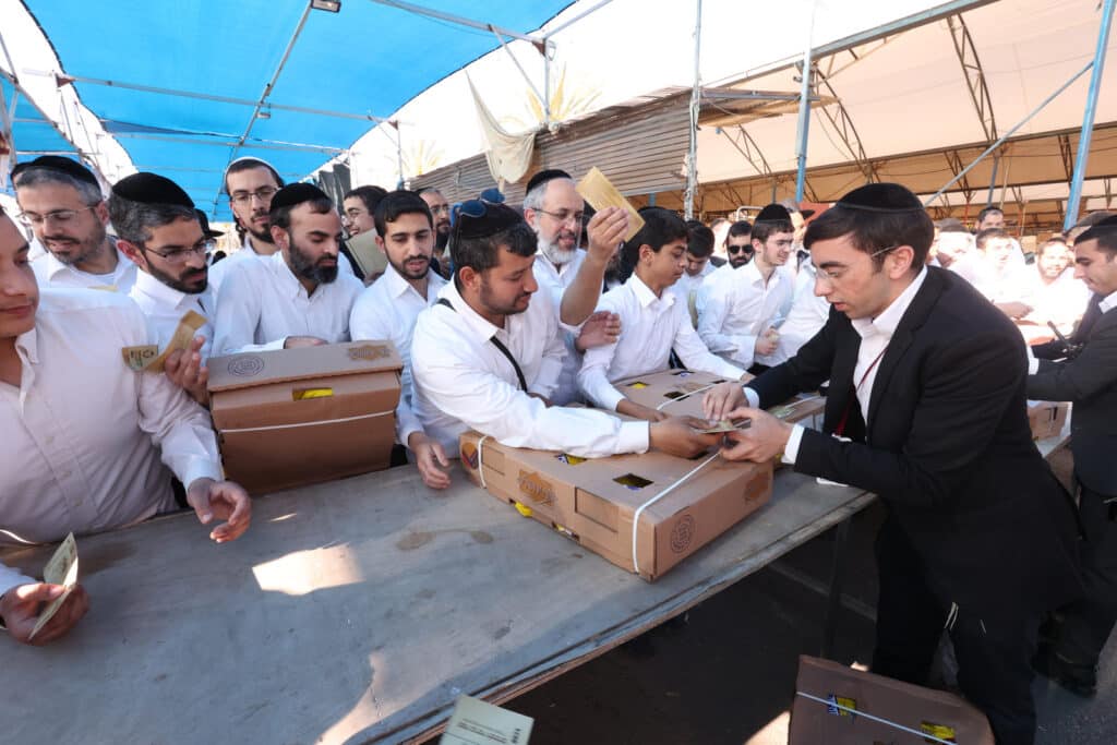 בשוק ראש העין: הגר"א עפג'ין חילק אלפי סלי מזון למשפחות